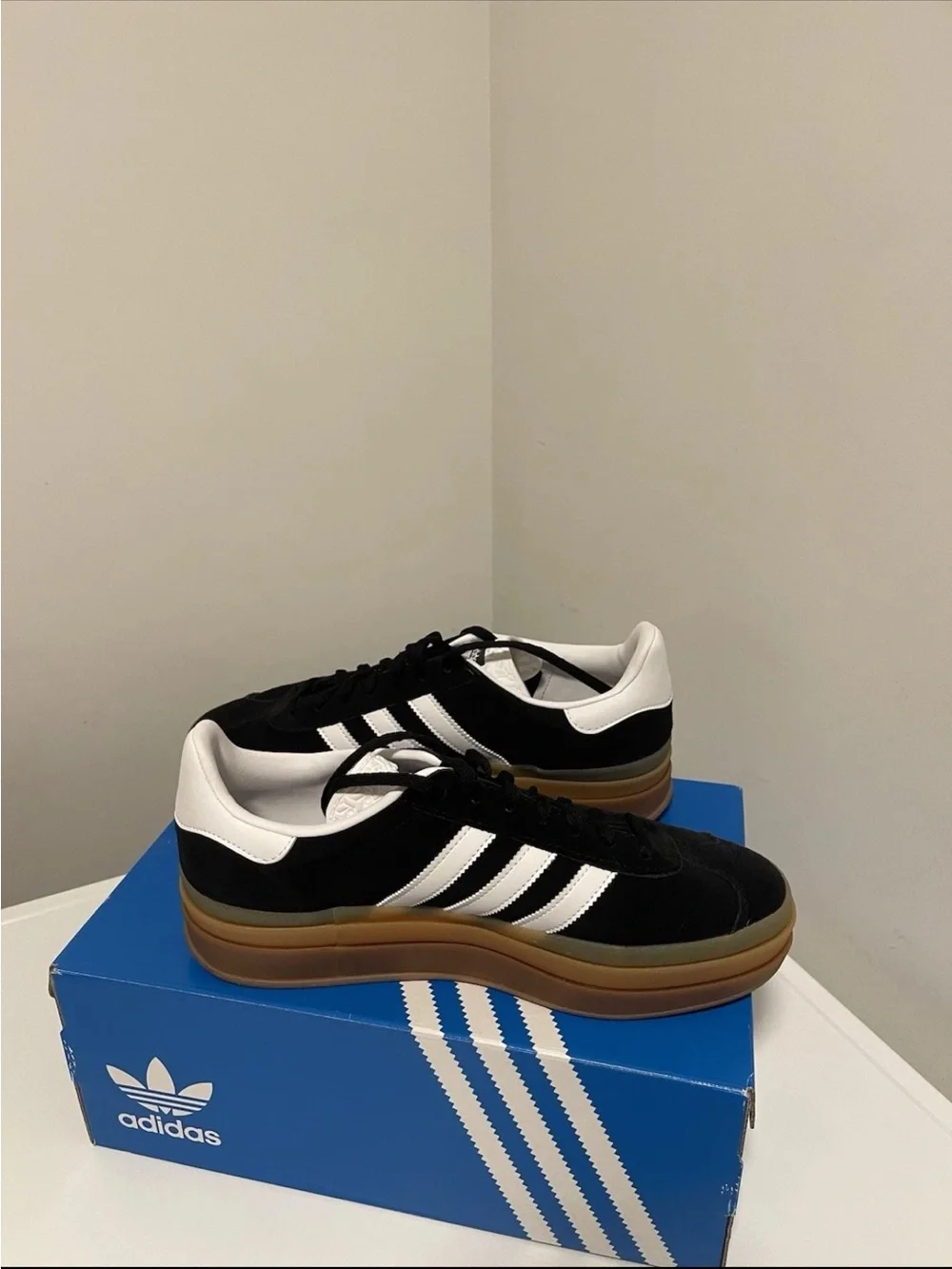 adidas Gazelle Platform Sneaker in Black & White with Gum Sole Size:10 New N 📦 - Picture 3 of 11